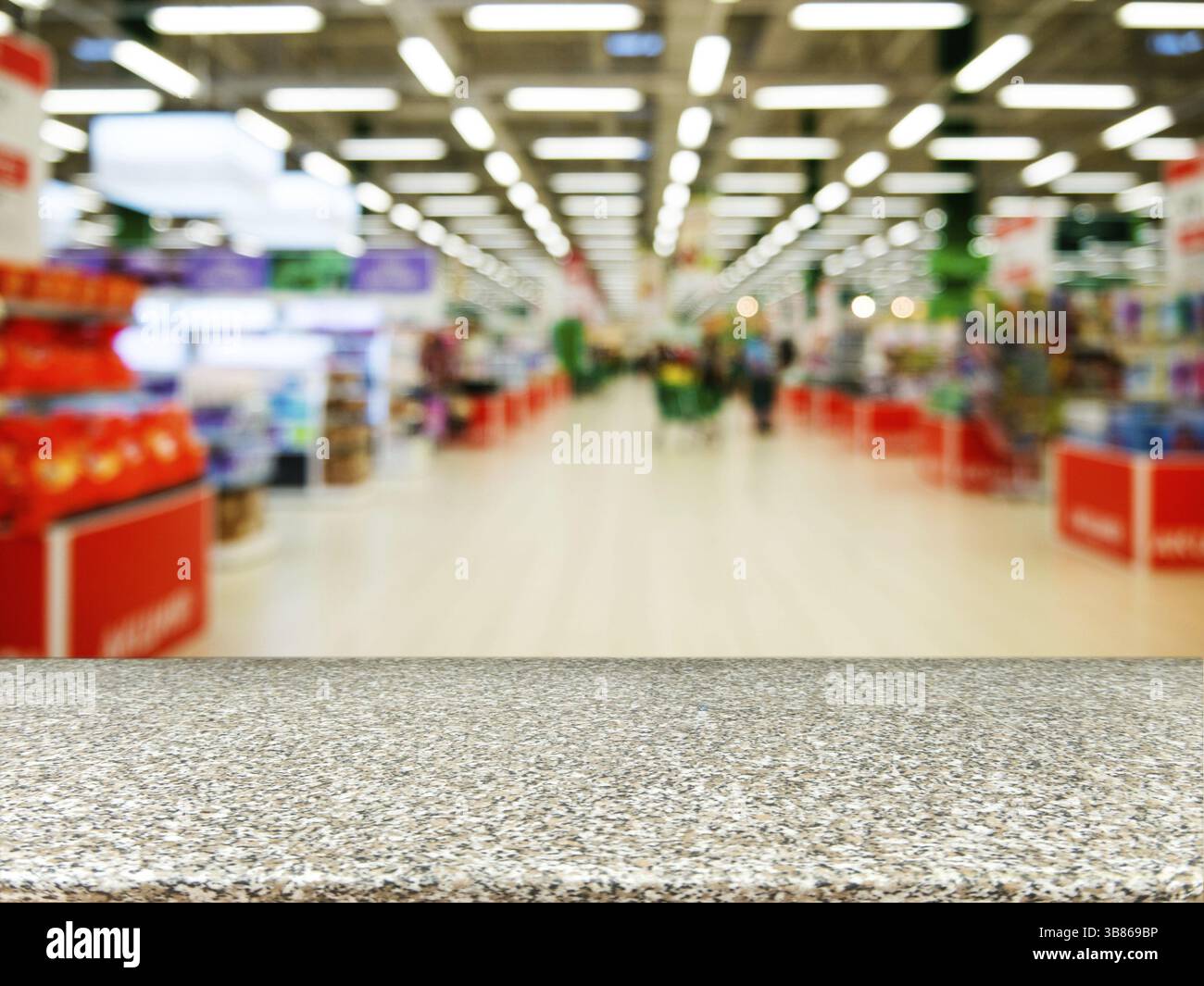 Tavola di marmo vuota davanti a sfondo sfocato. Marmo prospettico su sfocatura nei supermercati - può essere utilizzato per esporre o montare il prodotto Foto Stock