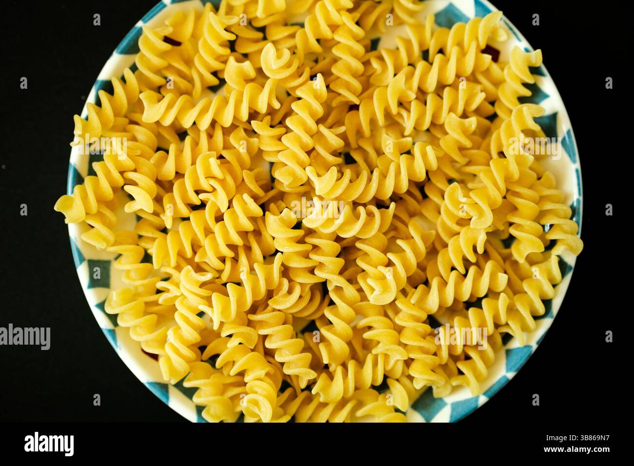 London UK, 7 maggio 2025, Italian Dried Fusilli Pasta Food Staple Foto Stock