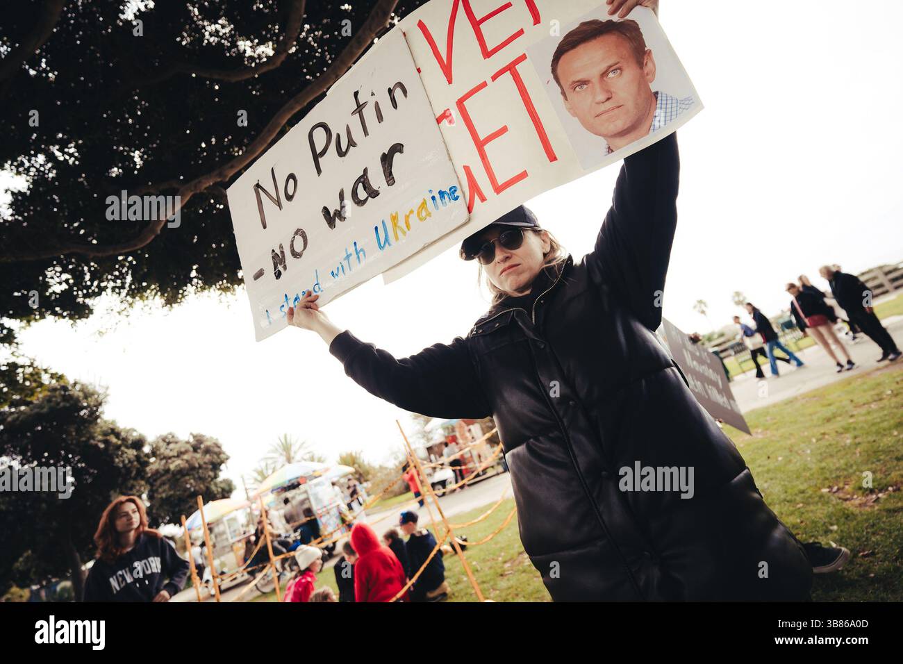 25 febbraio 2024 - Santa Monica, California, Stati Uniti - la comunità russa a San Monica riflette sui due anni della guerra di Putin in Ucraina: Un appello per la pace e la solidarietà. Segno raffigurato "No Putin - No War”. (Immagine di credito: © German Prokopev /ZUMA Press Wire) Foto Stock