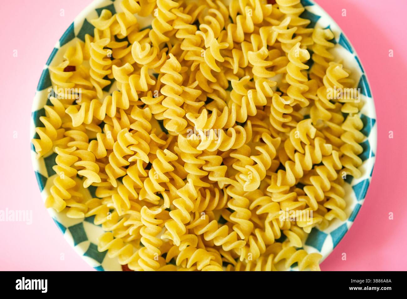 London UK, 7 maggio 2025, Italian Dried Fusilli Pasta Food Staple Foto Stock