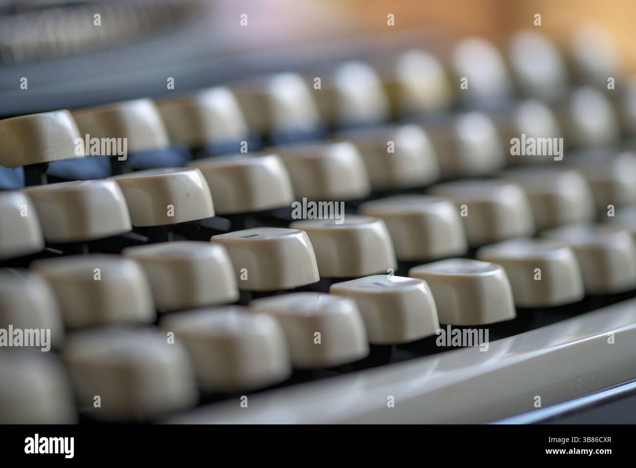 Primo piano di tasti color crema su una macchina da scrivere vintage, con profondità di campo ridotta: Immagine concettuale per scrivere, nostalgia o tecnologia retrò Foto Stock