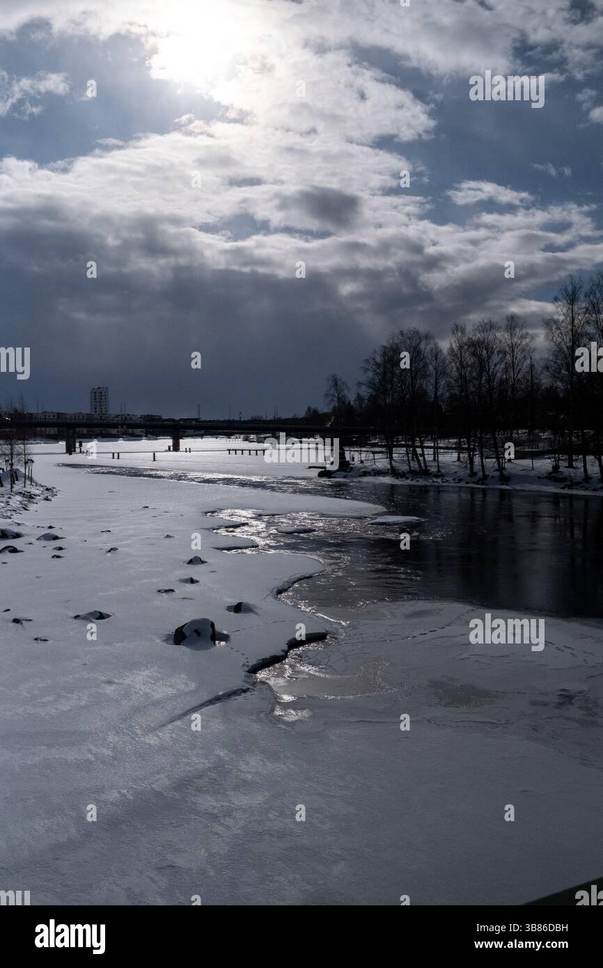 Paesaggio del fiume Pielisjoki ghiacciato a Joensuu, nella Carelia settentrionale, in Finlandia, il 19 marzo 2025. Joensuu è conosciuta come la capitale forestale europea t Foto Stock