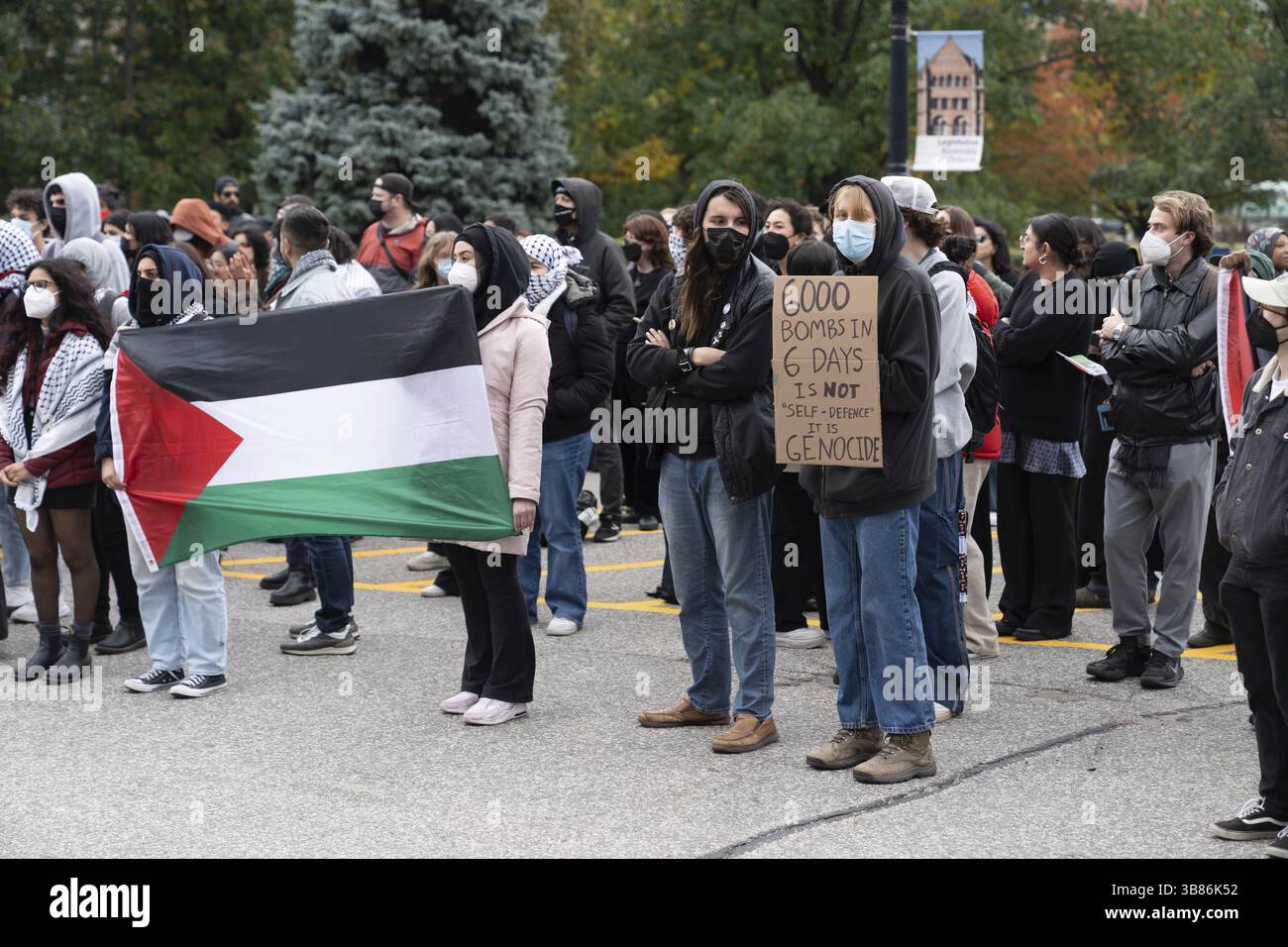 Toronto, Canada - 18 ottobre 2023: Man mano che le foglie cadono, le voci aumentano. Le piazze pubbliche di Toronto diventano epicentro della difesa dei diritti palestinesi e del reco Foto Stock