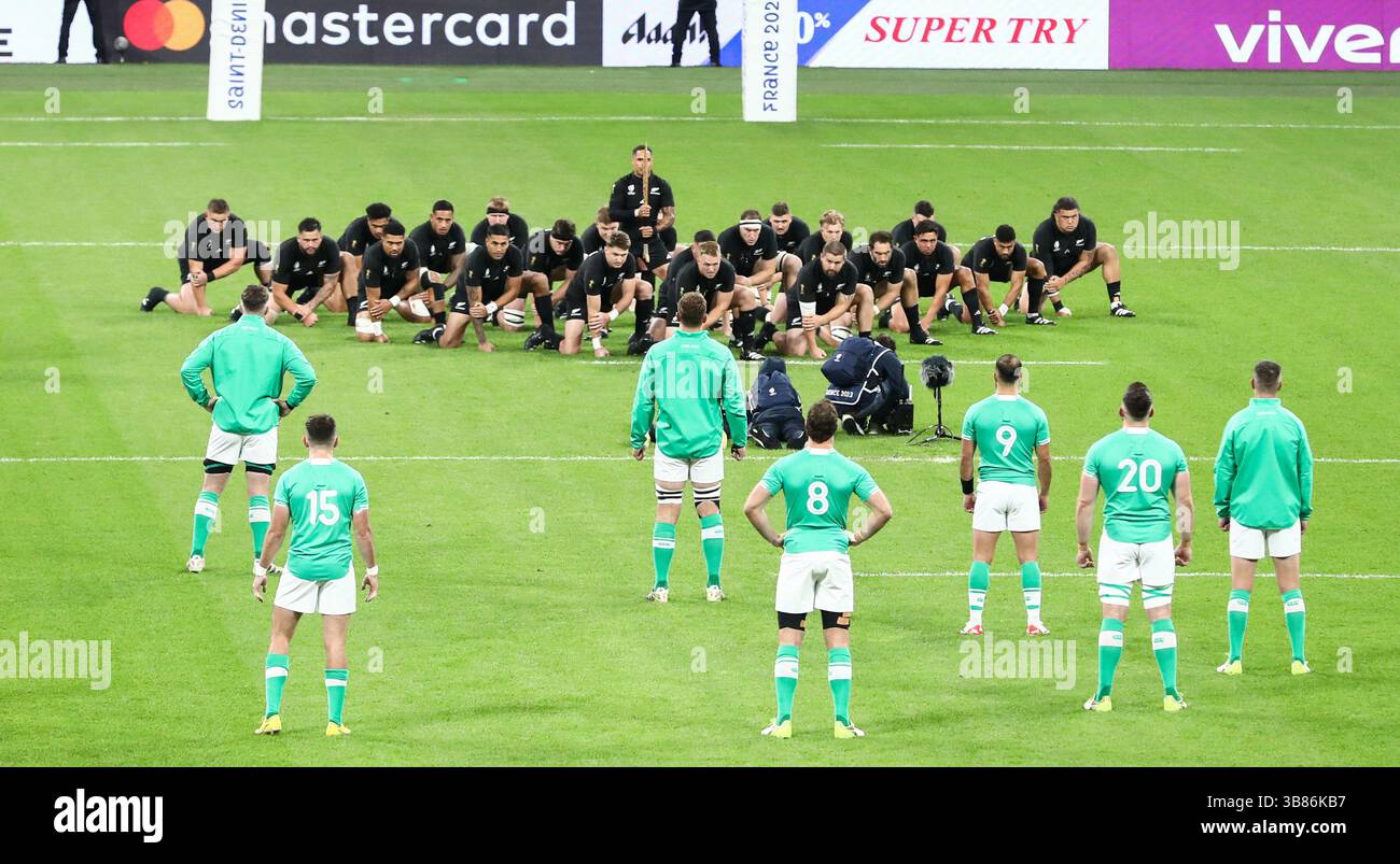 14 ottobre 2023, Parigi, Senna-Saint-Denis, Francia: Il team NEW ZELAND esegue la haka in vista del quarto di finale tra Irlanda e nuova Zelanda della Coppa del mondo di rugby 2023 (Credit Image: © Mickael Chavet/ZUMA Press Wire) Foto Stock