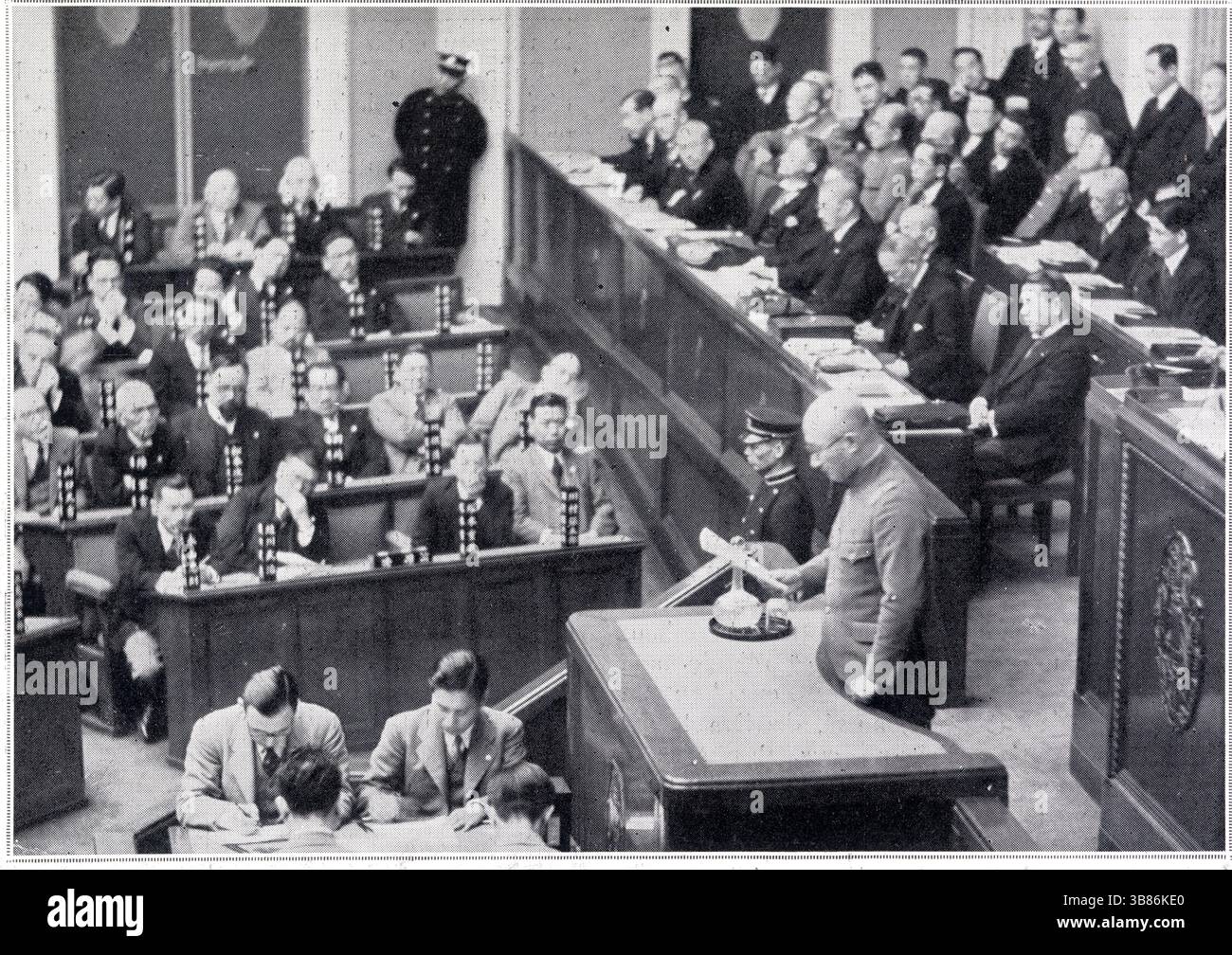 FOTO ANCIENNE.13 JUIN 1936.LE GENERAL TERAUCHI,MINISTRE DE LA GUERRE,RENDANT COMPTE AU PARLEMENT JAPONAIS DE LA SITUATION ACTUELLE EN MANDCHOURIE Foto Stock