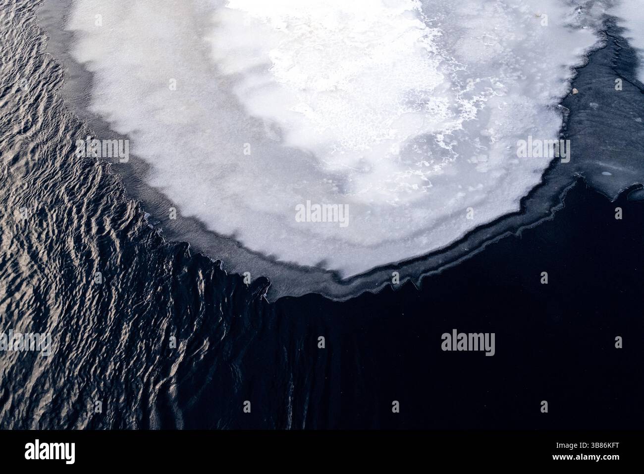 Ghiaccio del fiume ghiacciato Pielisjoki a Joensuu, nella Carelia settentrionale, in Finlandia, il 19 marzo 2025. Glace de la riviere Pielisjoki gelee a Joensuu en ca Foto Stock