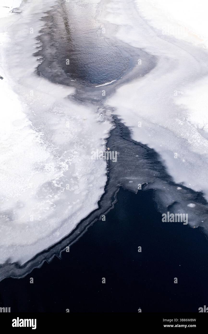 Ghiaccio del fiume ghiacciato Pielisjoki a Joensuu, nella Carelia settentrionale, in Finlandia, il 19 marzo 2025. Glace de la riviere Pielisjoki gelee a Joensuu en ca Foto Stock