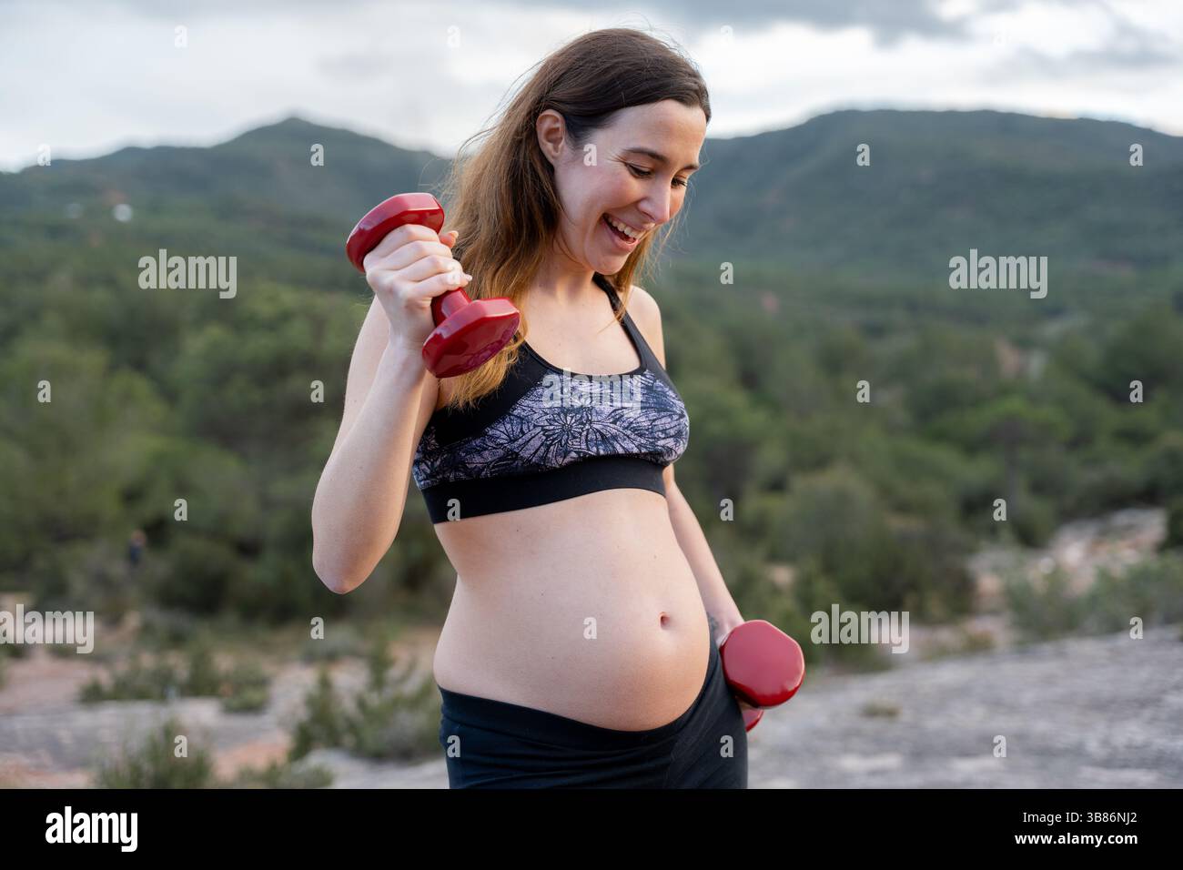 Vitalità ed esercizio in natura durante la gravidanza Foto Stock