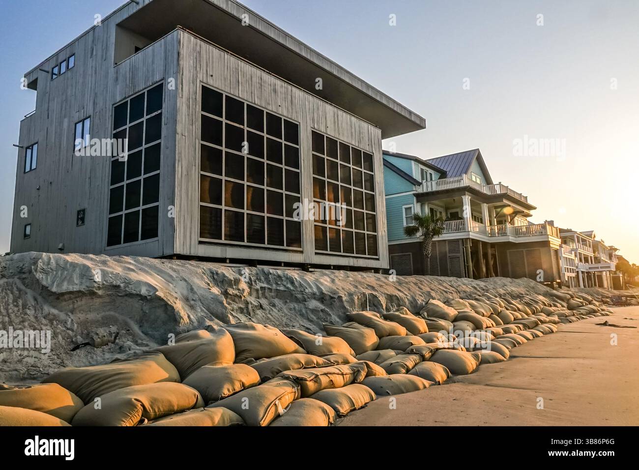 27 maggio 2024, Isle of Palms, SC, Stati Uniti: Case sul lungomare dopo aver perso centinaia di piedi di sabbia a causa dell'erosione delle maree a Wild Dunes, 27 maggio 2024 a Isle of Palms, Carolina del Sud. Il cambiamento climatico sta causando maree sempre più forti, che rimuovono centinaia di metri dalle spiagge lungo la regione del basso paese. (Immagine di credito: © Richard Ellis/ZUMA Press Wire) Foto Stock
