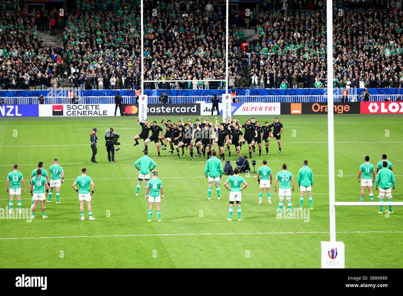 14 ottobre 2023, Parigi, Senna-Saint-Denis, Francia: Il team NEW ZELAND esegue la haka in vista del quarto di finale tra Irlanda e nuova Zelanda della Coppa del mondo di rugby 2023 (Credit Image: © Mickael Chavet/ZUMA Press Wire) Foto Stock