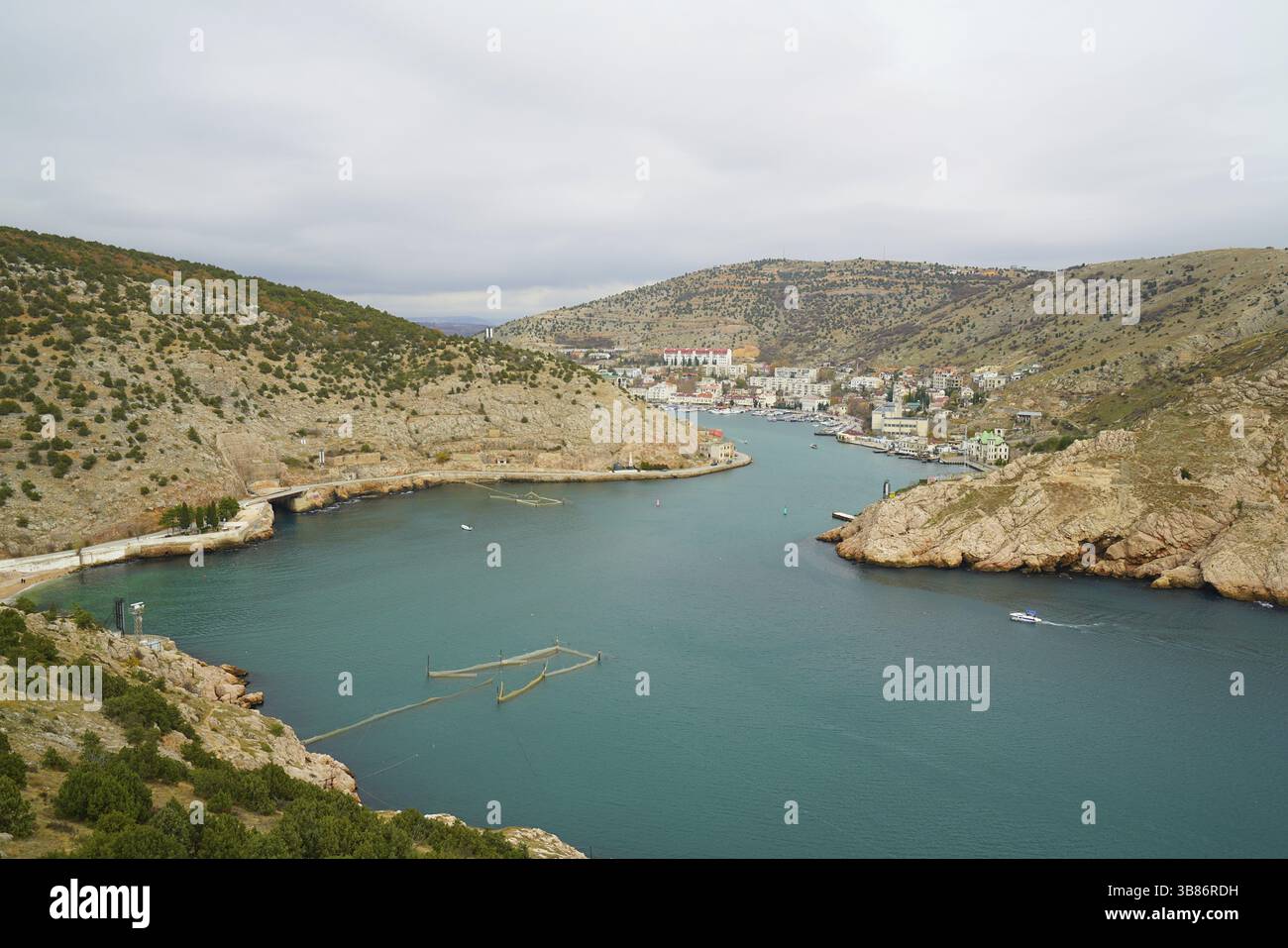 Mattina nella baia della città e una passeggiata lungo l'argine principale della città Foto Stock