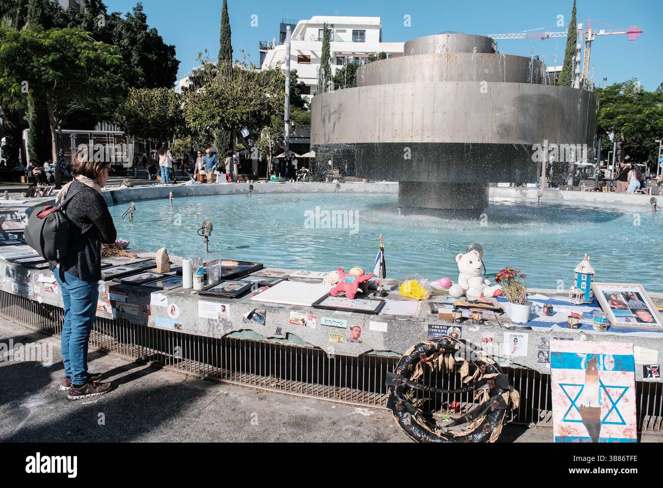 26 dicembre 2023, Tel Aviv, Israele: Le donne illuminano candele commemorative per il massacro del 7 ottobre 2023, i soldati caduti e per gli ostaggi ancora in prigionia ad Hamas a Tel Avivâ€™S Dizengoff Square. (Immagine di credito: © Nir Alon/ZUMA Press Wire) Foto Stock