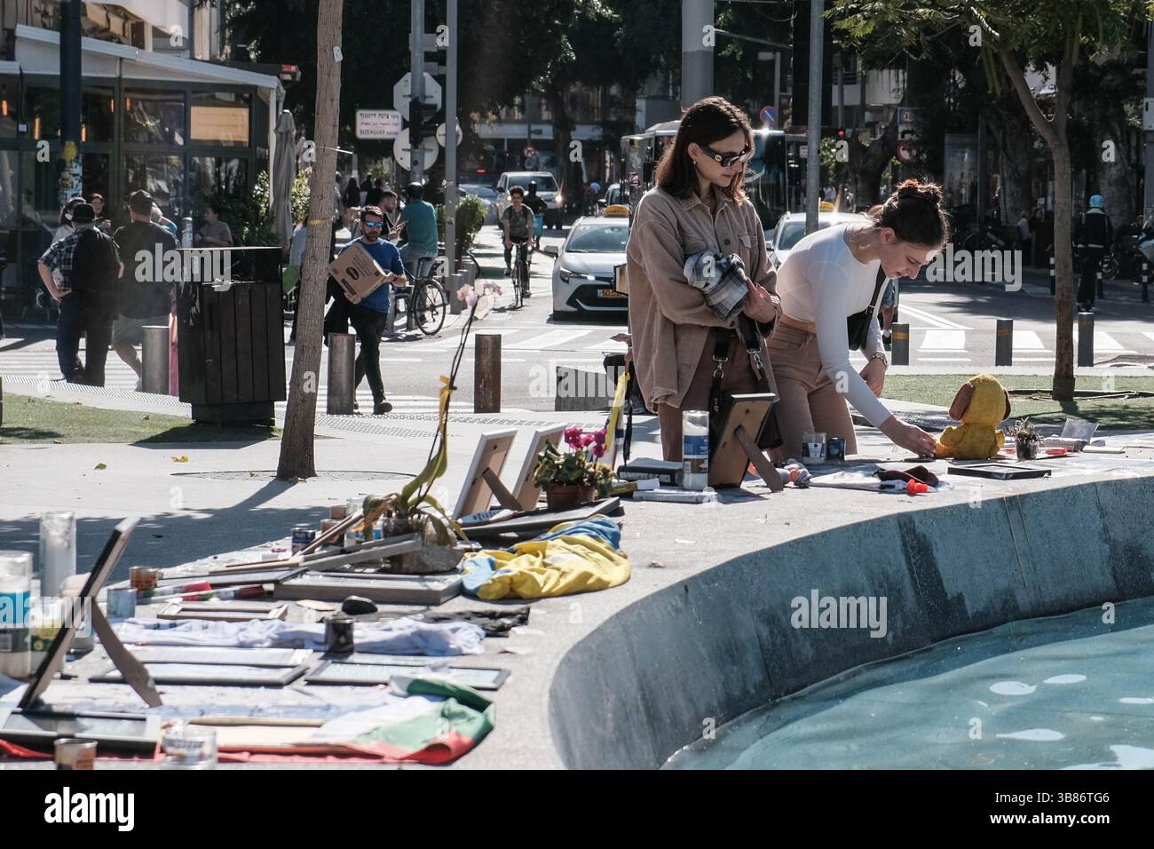 26 dicembre 2023, Tel Aviv, Israele: Le donne illuminano candele commemorative per il massacro del 7 ottobre 2023, i soldati caduti e per gli ostaggi ancora in prigionia ad Hamas a Tel Avivâ€™S Dizengoff Square. (Immagine di credito: © Nir Alon/ZUMA Press Wire) Foto Stock