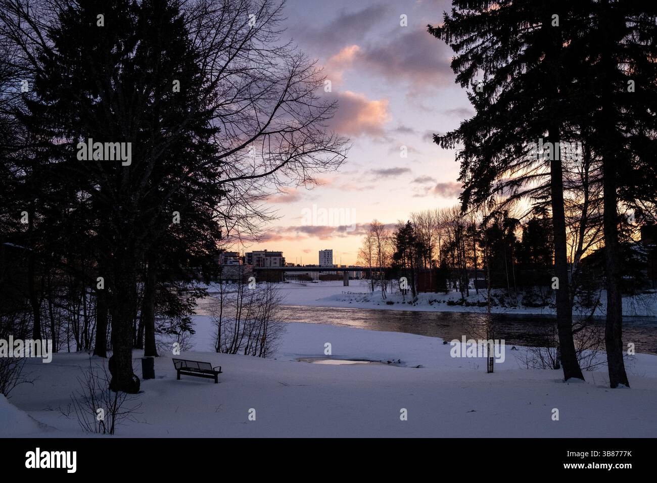 Paesaggio del fiume Pielisjoki ghiacciato al tramonto a Joensuu nella Carelia settentrionale in Finlandia il 13 marzo 2025. Joensuu è conosciuta come la silvicoltura europea Foto Stock