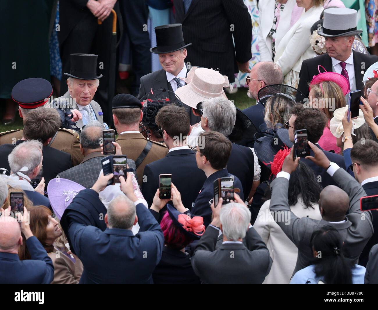 Re Carlo III (centro a sinistra) parla con gli ospiti che partecipano a un Royal Garden Party a Buckingham Palace, Londra. Data foto: Mercoledì 7 maggio 2025. Foto Stock
