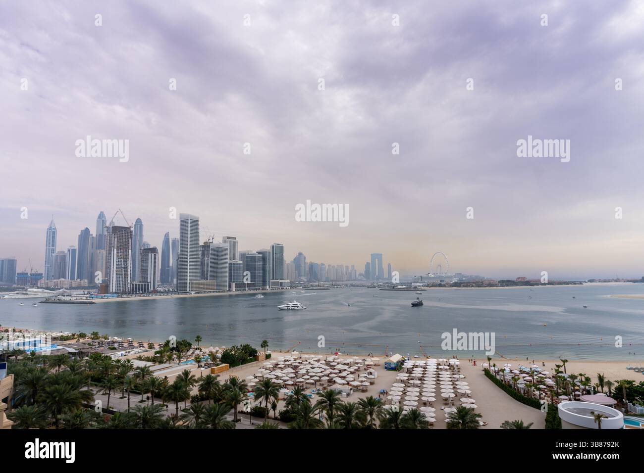 Vista sul wtaer dal Palm guardando verso la città con la spiaggia di fronte Foto Stock