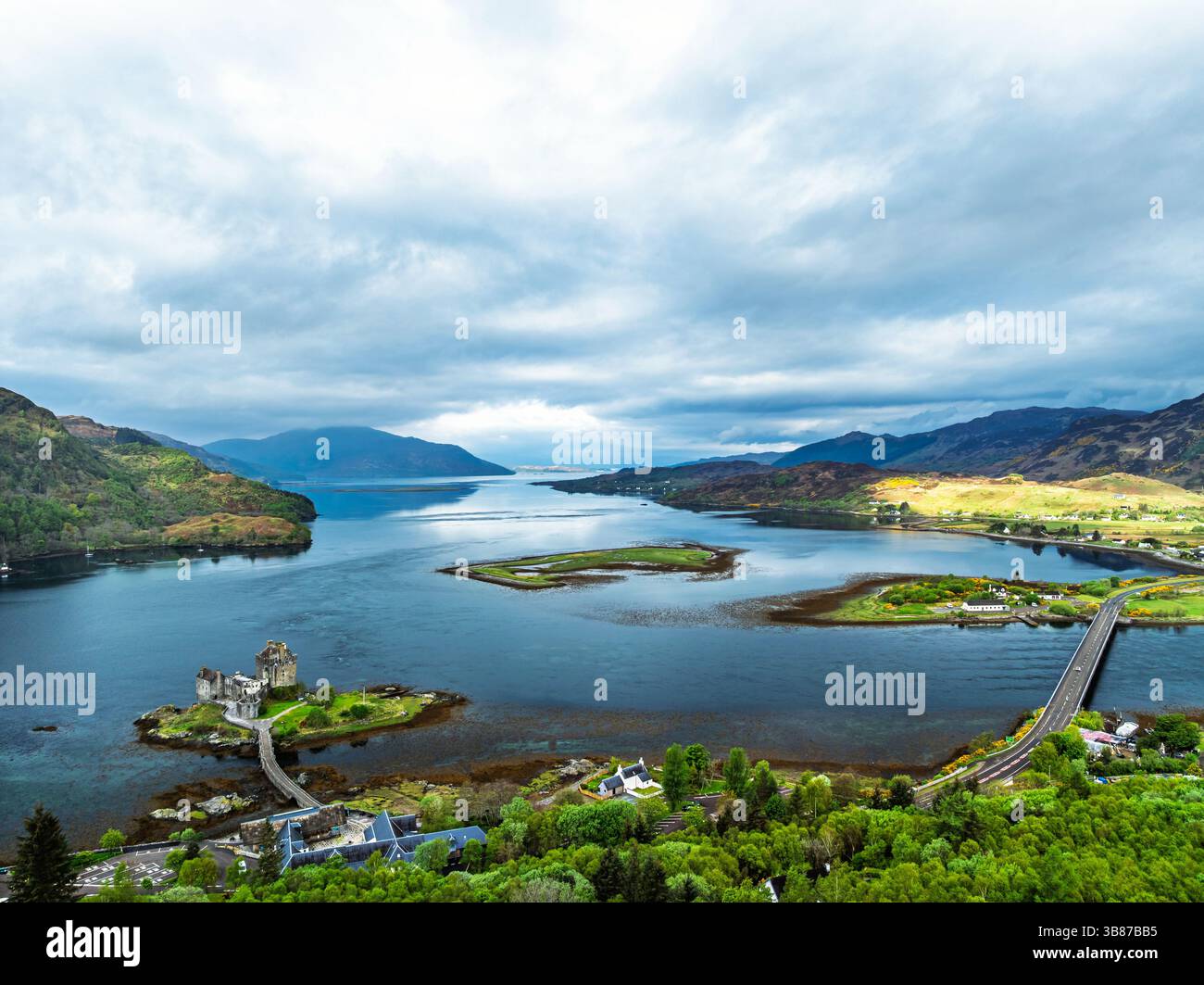 Castello di Eilean Donan e Loch Duich da un drone, Isola di Skye, Highlands, Scozia, Inghilterra Foto Stock