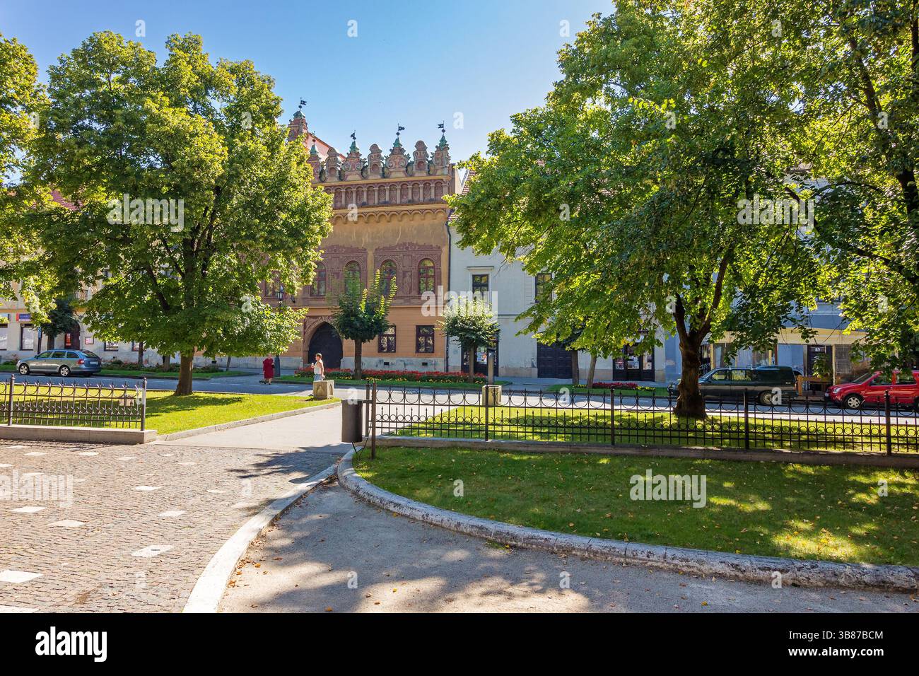 levoca, presov, slovacchia - 28 agosto 2016: centro storico della vecchia città fortificata. antico paesaggio urbano con parco. popolare destinazione di viaggio. regione presov Foto Stock