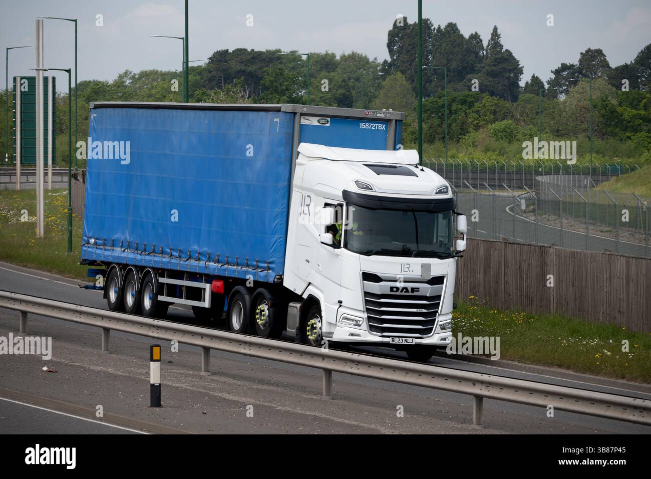 Autocarro per trasporto ricambi Jaguar Land Rover, A45 Road, Birmingham, Regno Unito Foto Stock