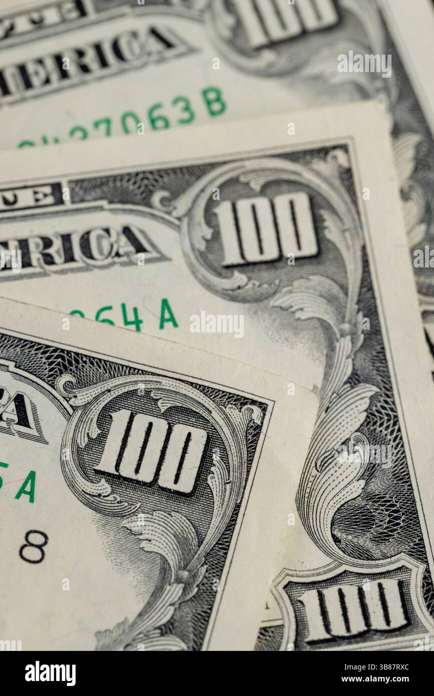 Primo piano di 100 vecchi dollari americani, soldi con un valore nominale di cento dollari americani Foto Stock