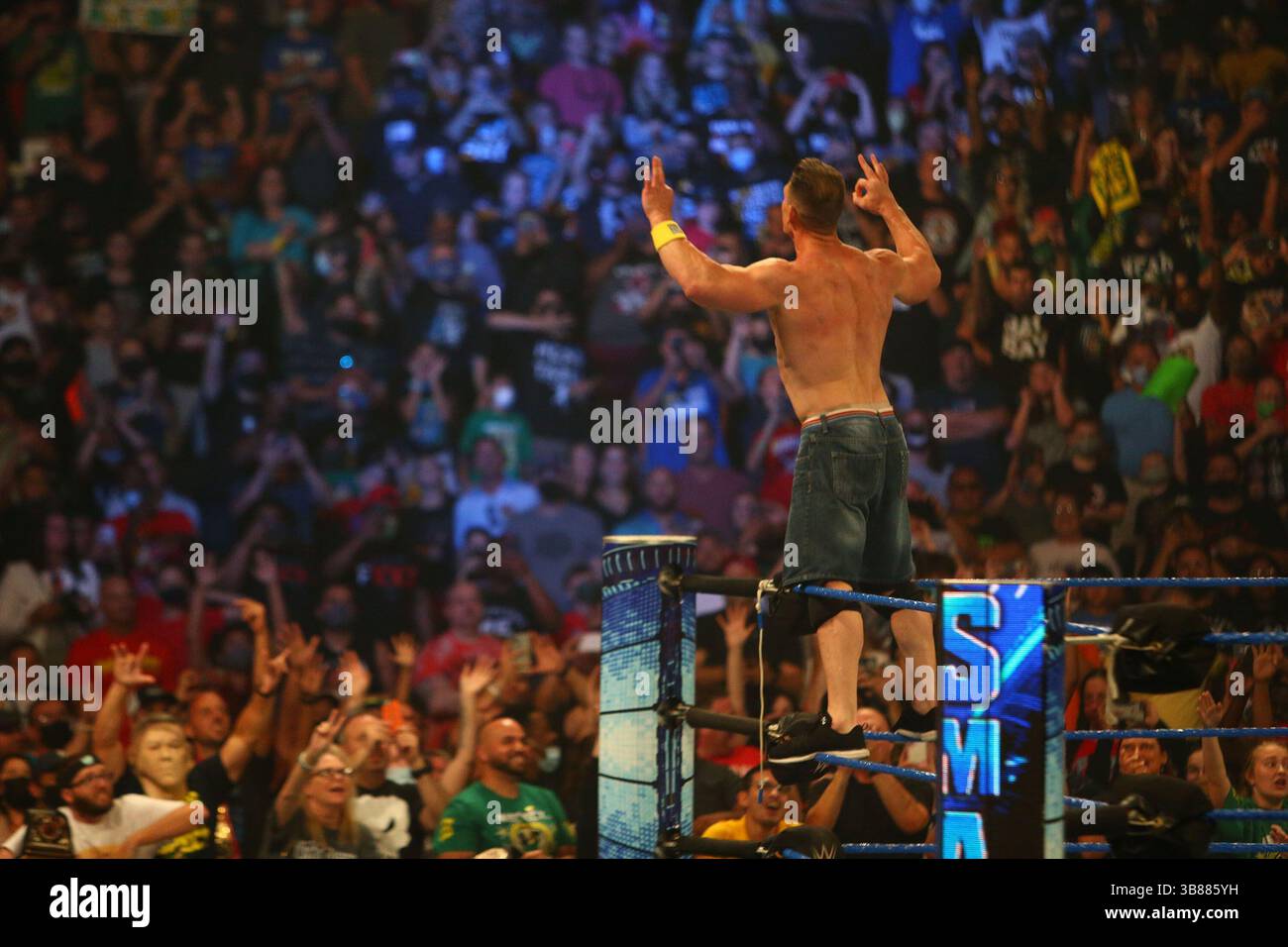 12 agosto 2021: I fan fanno il tifo per l'attore e wrestler John cena torna sul ring durante lo Smackdown della WWE all'Amalie Arena il 6 agosto 2021 a Tampa, Florida. (Immagine di credito: © Luis Santana/Tampa Bay Times tramite ZUMA Press Wire) Foto Stock