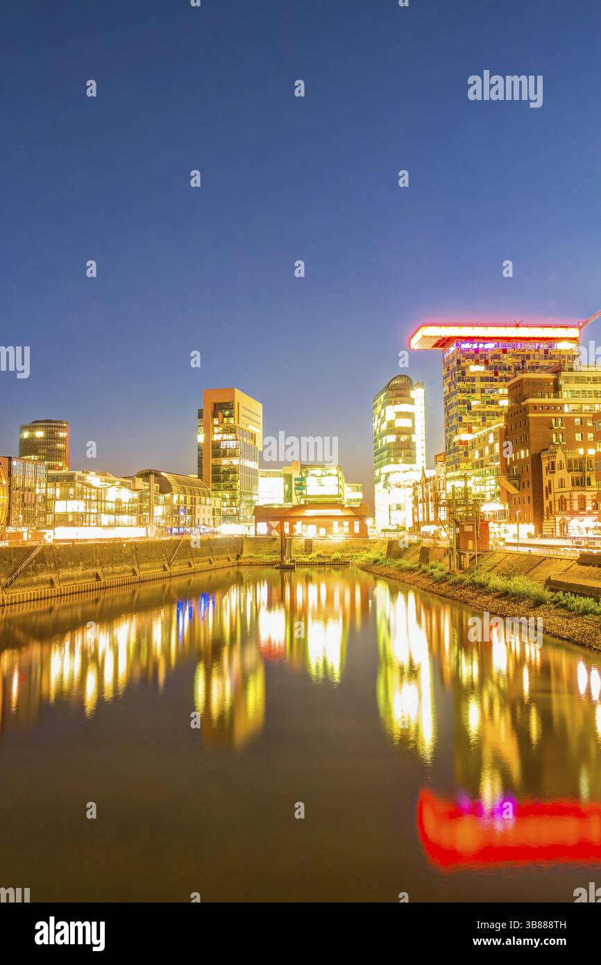 Medienhafen a Duesseldorf zur Abenddaemmerung und in voller Beleuchtung Foto Stock