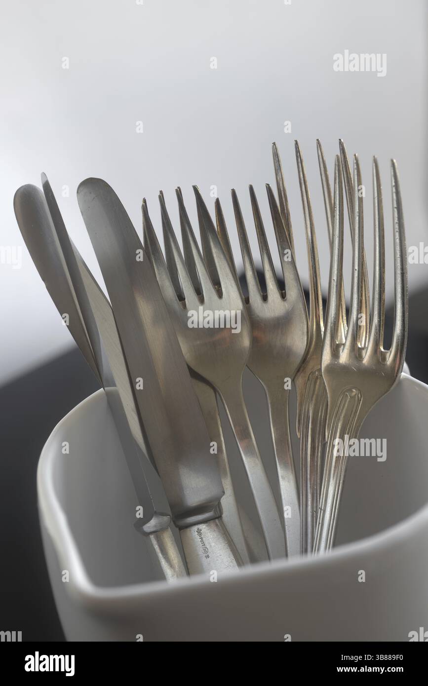 Vecchie posate argentate nel contenitore del latte, vecchie posate d'argento nel contenitore del latte Foto Stock
