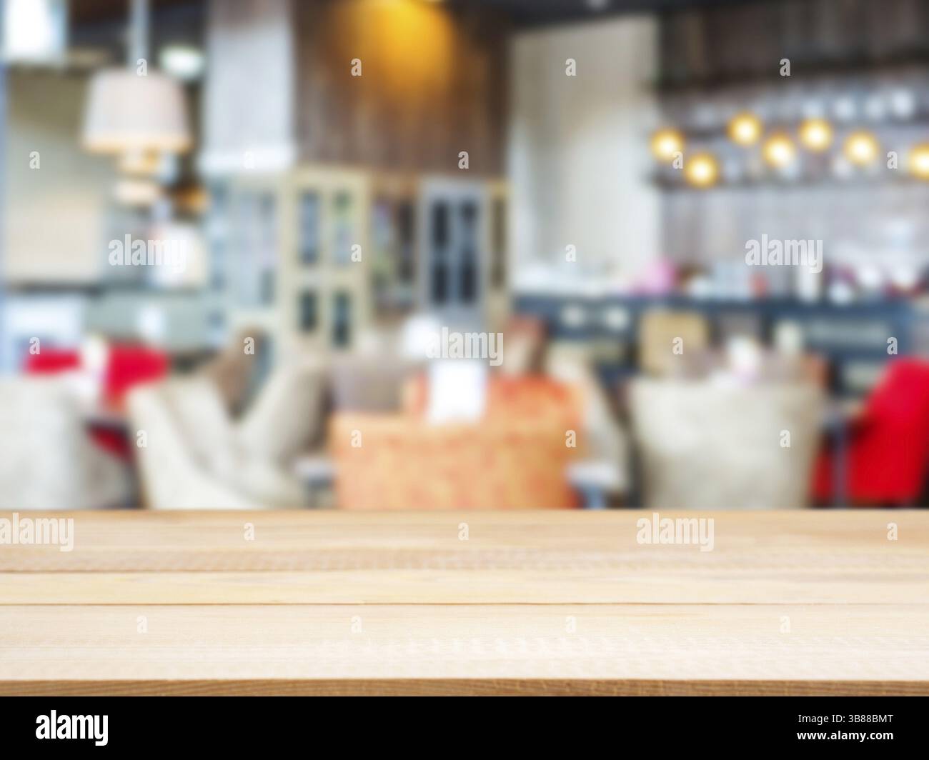Tavola di legno vuota davanti a sfondo sfocato. Il legno chiaro prospettico sulla sfocatura all'interno del caffè può essere utilizzato per mostrare o montare la tua p Foto Stock