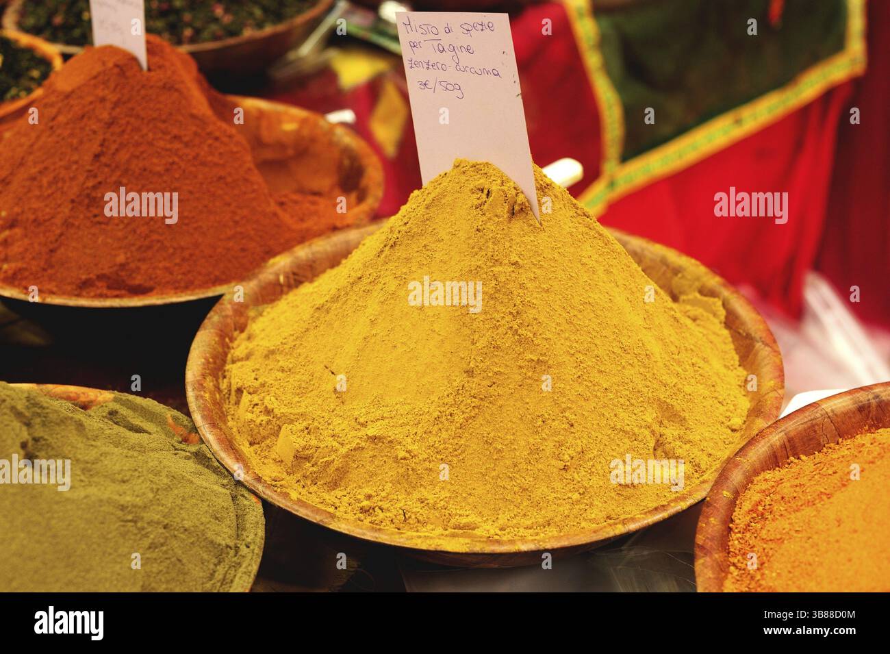 Bella varietà di spezie in un bazar di Firenze Foto Stock