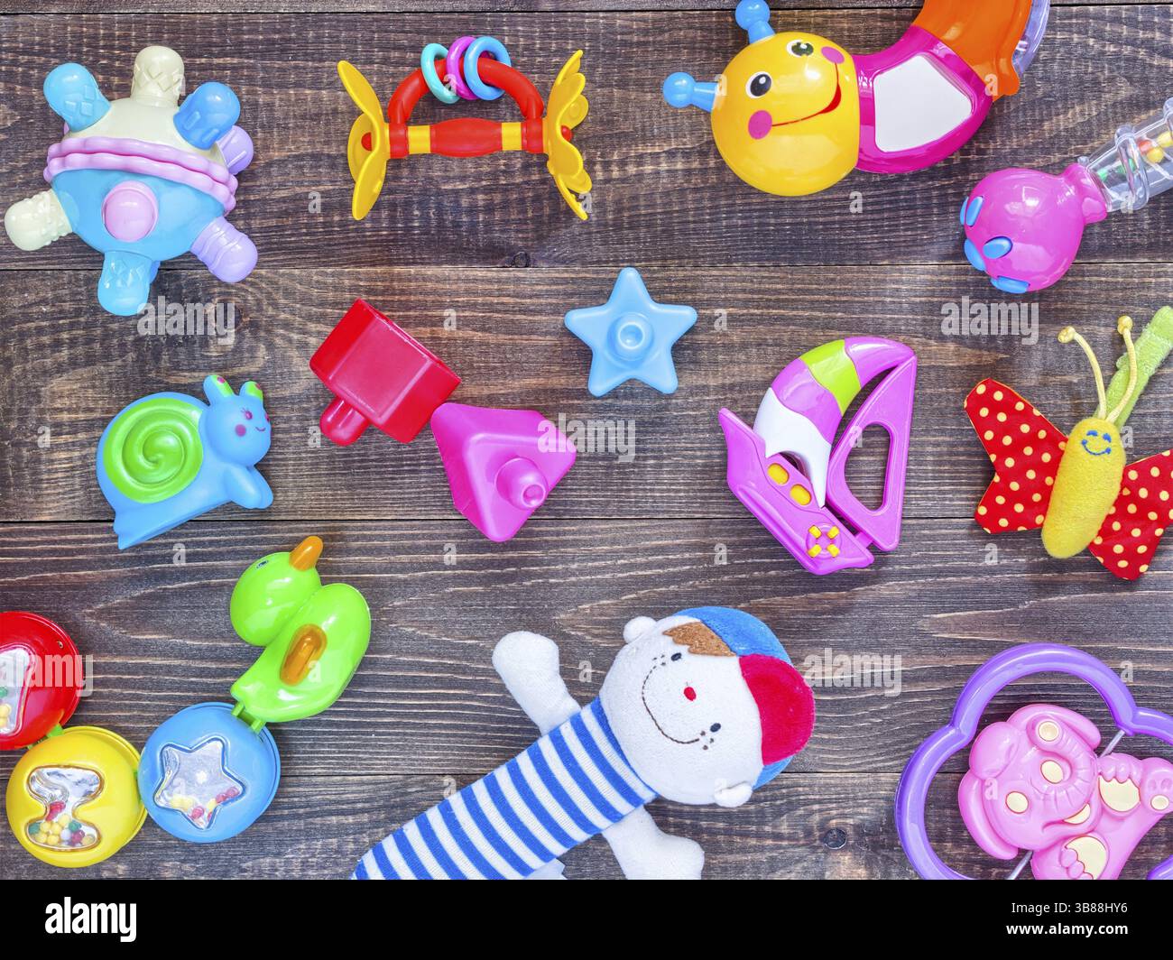 Vista dall'alto o in piano su giocattoli colorati su sfondo di legno scuro Foto Stock