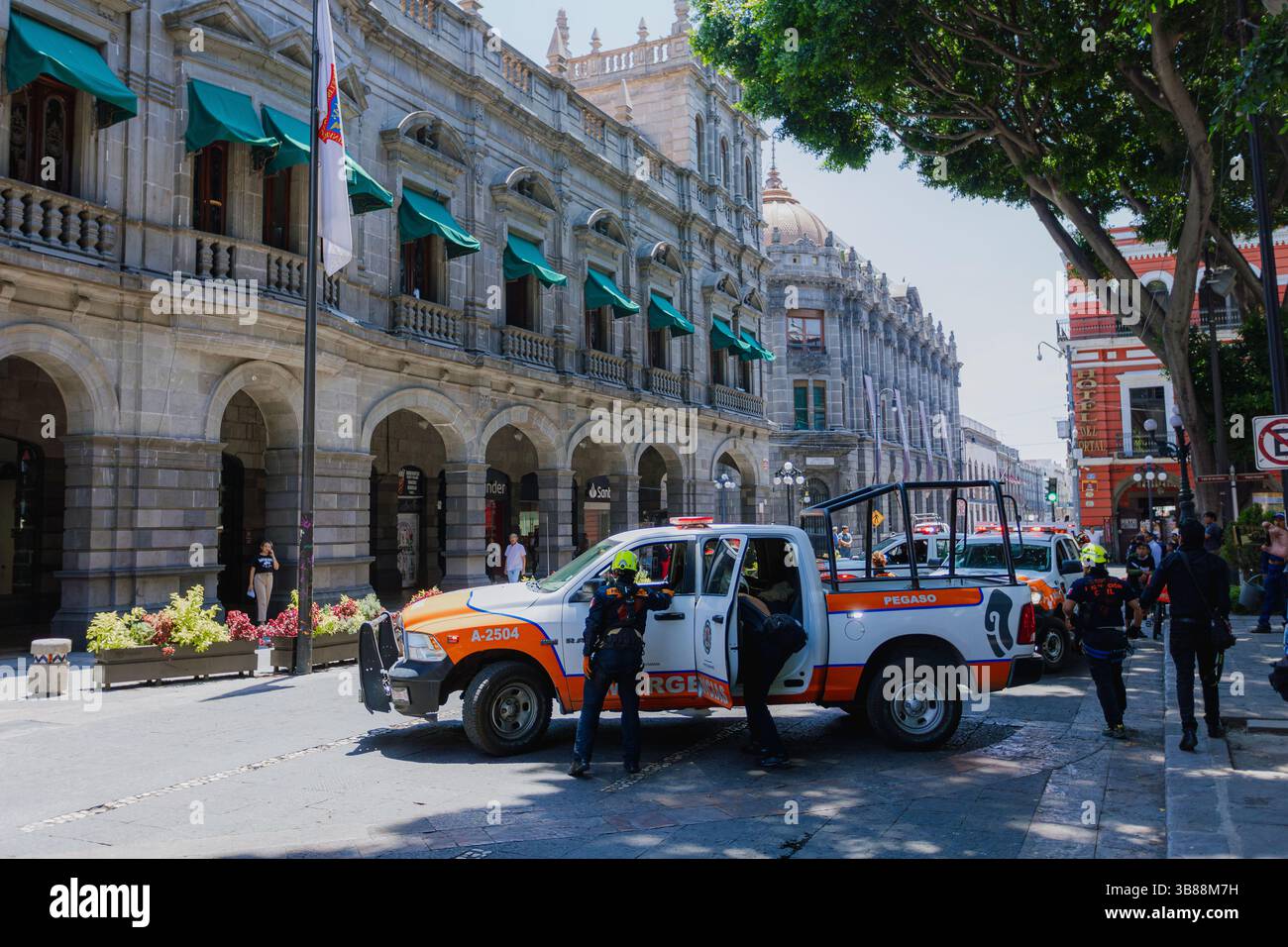 Un veicolo della protezione civile è parcheggiato di fronte al municipio di Puebla come parte del National Earthquake Drill Foto Stock