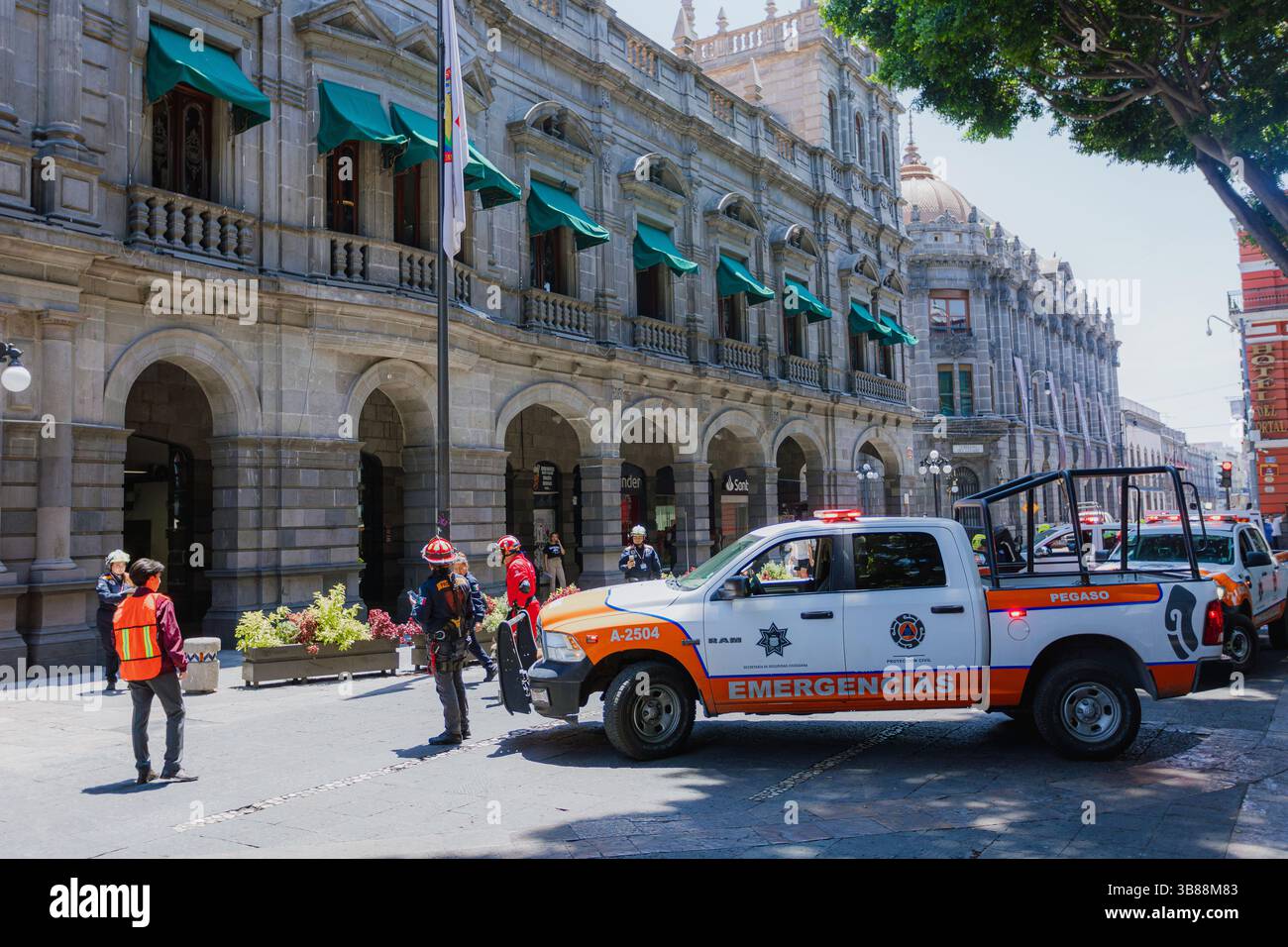 Un veicolo della protezione civile è parcheggiato di fronte al municipio di Puebla come parte del National Earthquake Drill Foto Stock