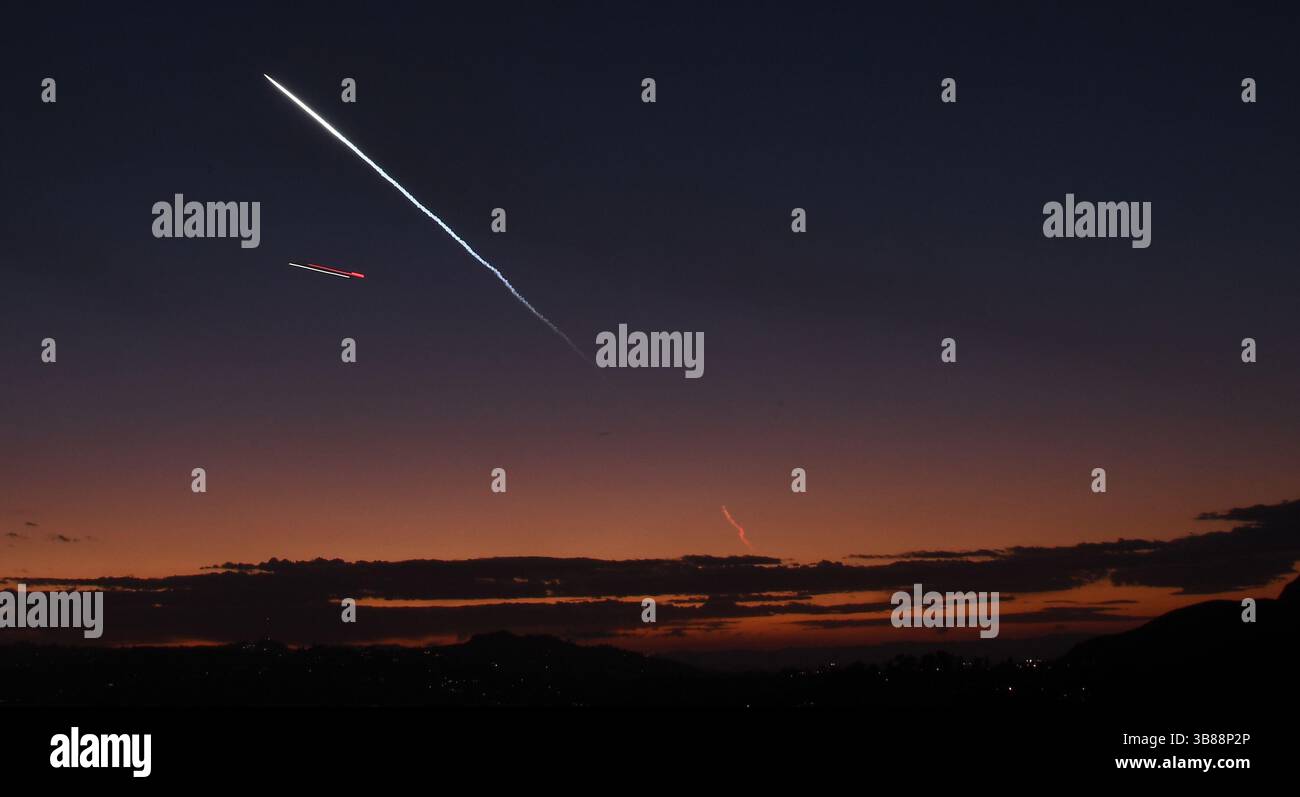 Un razzo Falcon 9 Space X 7-16 viene lanciato da Vandenberg SFB, visto dall'Osservatorio Griffith Park di lunedì Los Angeles CA/USA. 18 marzo 2024. Il razzo trasporta 23 satelliti Starlink in orbita. (Immagine di credito: © Gene Blevins/ZUMA Press Wire) Foto Stock