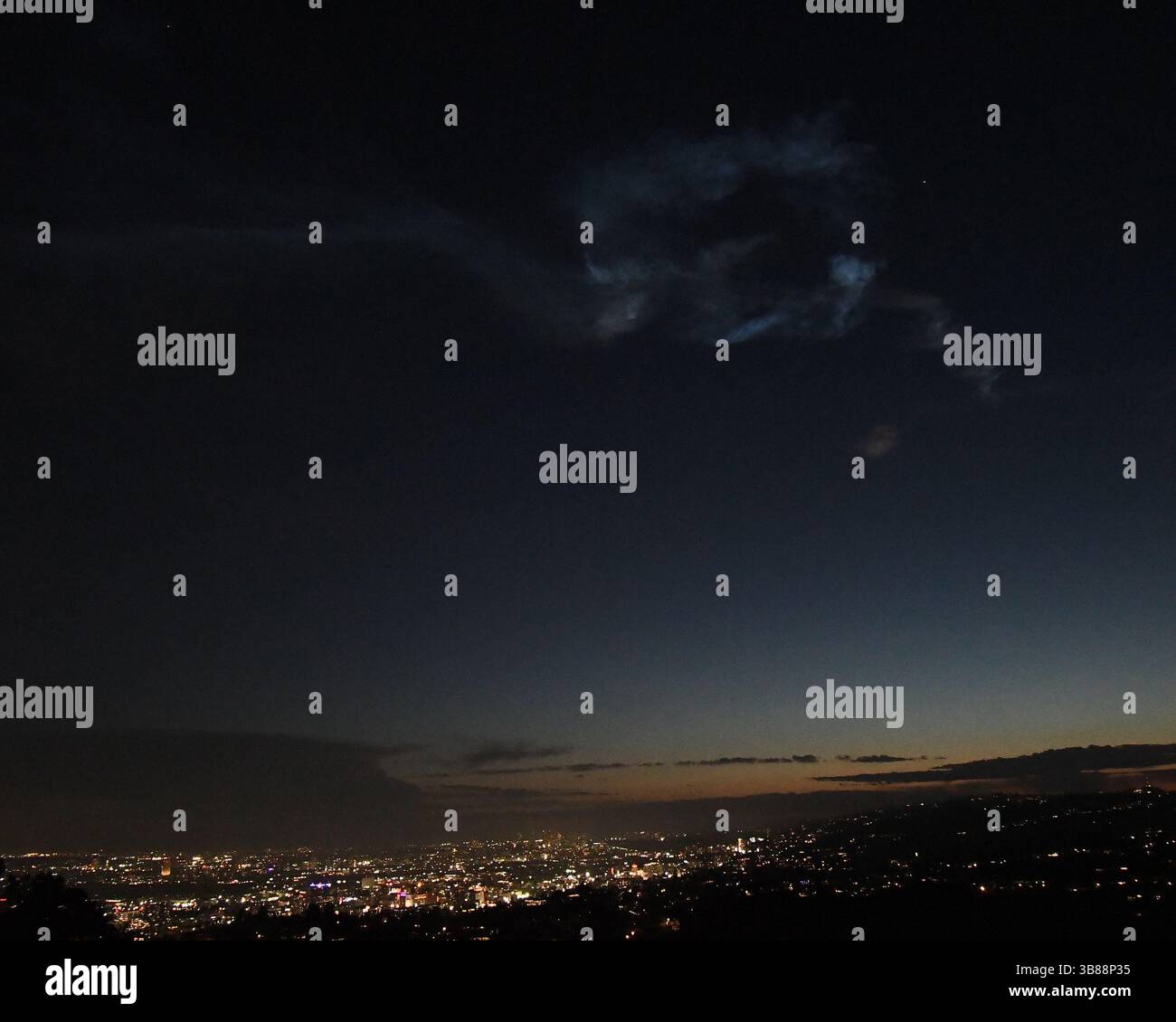 Un razzo Space X Falcon 9 7-16 com Trail al largo della costa occidentale si lancia da Vandenberg SFB, visto dal Griffith Park Observatory Monday Los Angeles CA/USA. 18 marzo 2024. Il razzo trasporta 23 satelliti Starlink in orbita. (Immagine di credito: © Gene Blevins/ZUMA Press Wire) Foto Stock