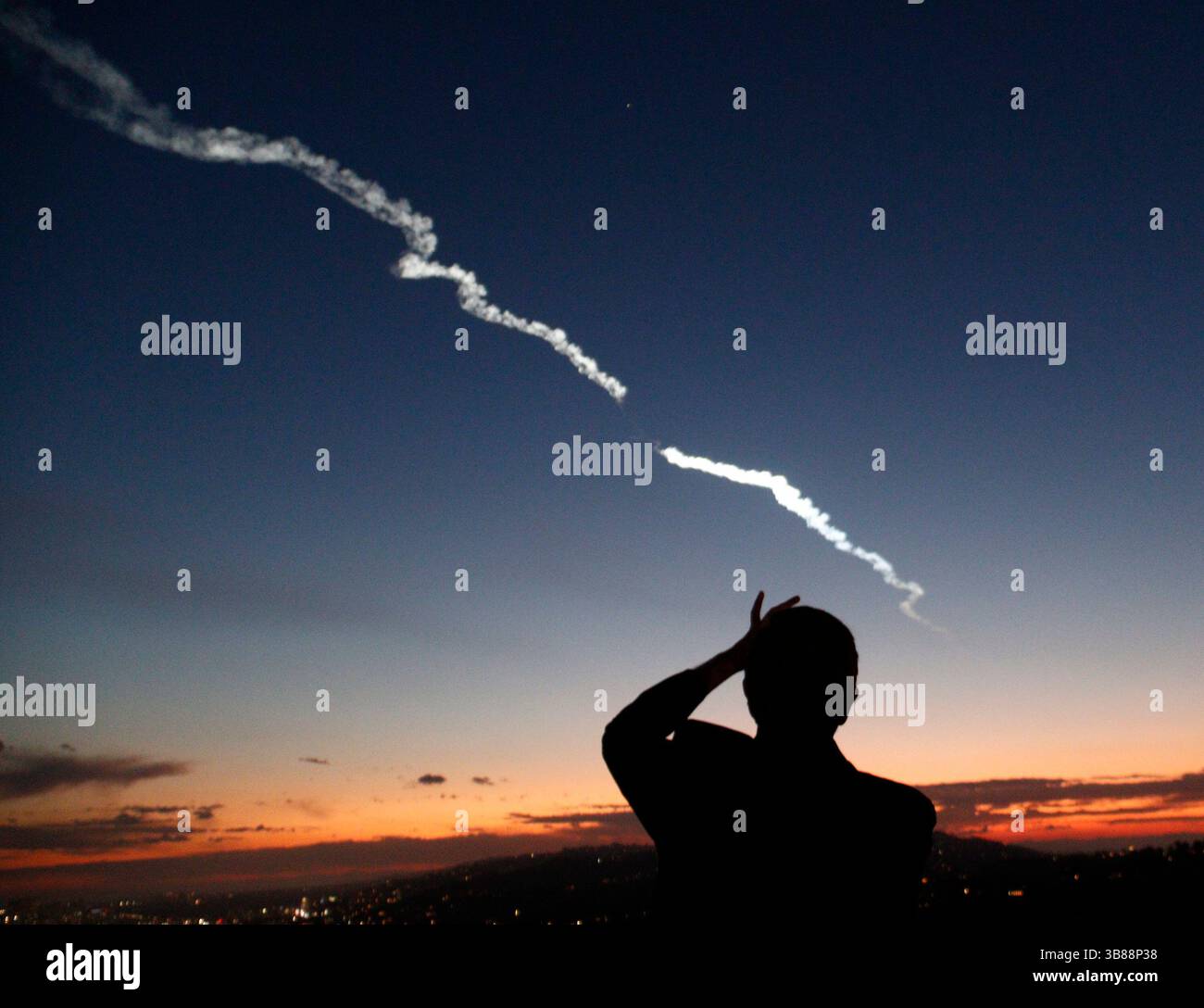 18 marzo 2024, Los Angeles, California, USA: Una persona guarda un razzo 7-16 com Space X Falcon 9 diretto a sud-ovest da Vandenberg SFB al Griffith Park Observatory Monday a Los Angeles. Il razzo trasporta 23 satelliti Starlink in orbita. (Immagine di credito: © Gene Blevins/ZUMA Press Wire) Foto Stock