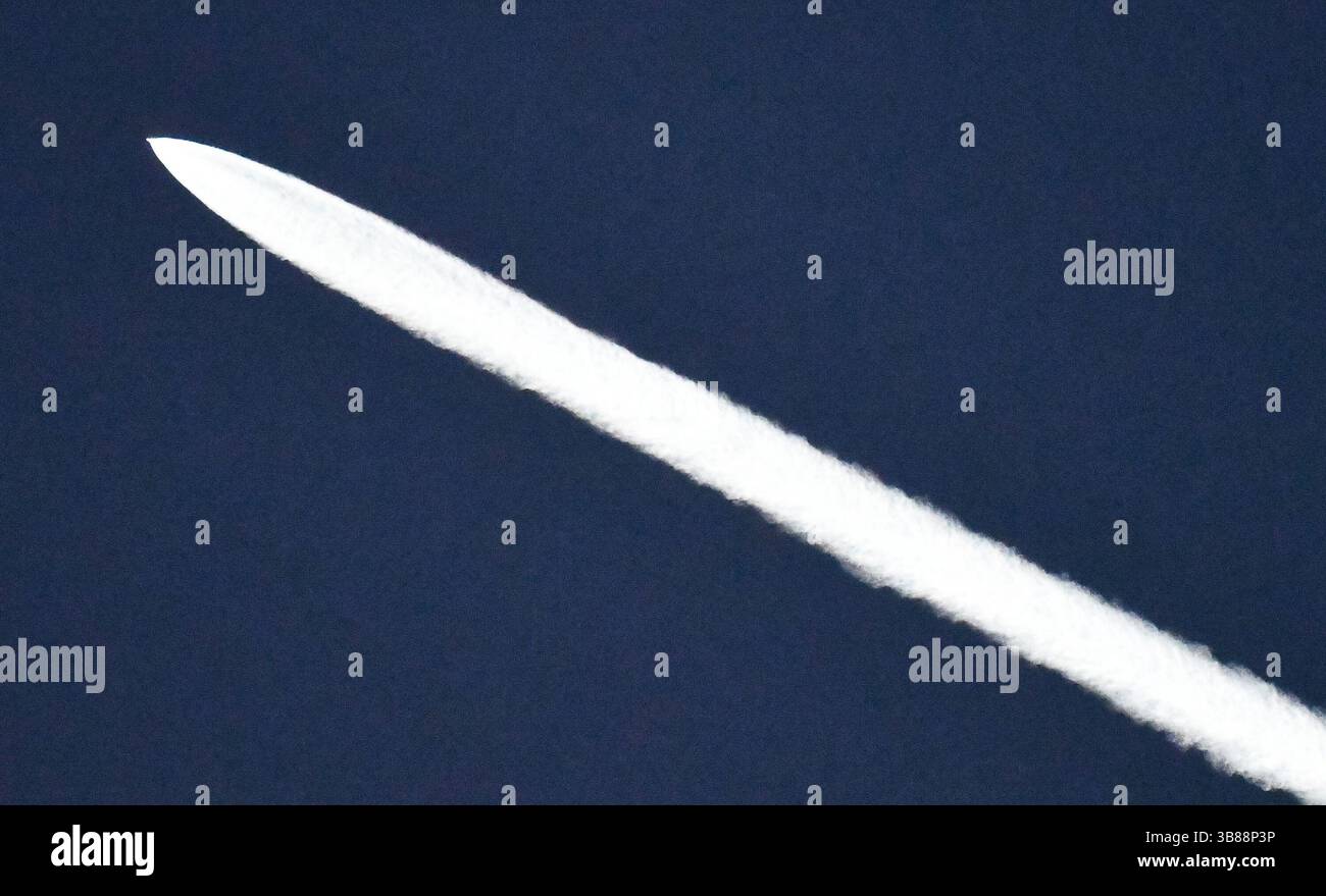 Un razzo Falcon 9 Space X 7-16 viene lanciato da Vandenberg SFB, visto dall'Osservatorio Griffith Park di lunedì Los Angeles CA/USA. 18 marzo 2024. Il razzo trasporta 23 satelliti Starlink in orbita. (Immagine di credito: © Gene Blevins/ZUMA Press Wire) Foto Stock