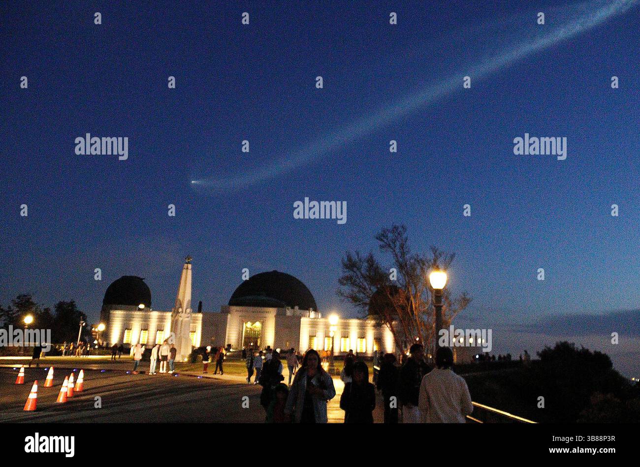 18 marzo 2024, Los Angeles, California, Stati Uniti: A Space X Falcon 9 Rocket 7-16 com trail gong a sud-ovest da Vandenberg SFB, visto al Griffith Park Observatory Lunedi Los Angeles. Il razzo trasporta 23 satelliti Starlink in orbita. (Immagine di credito: © Gene Blevins/ZUMA Press Wire) Foto Stock