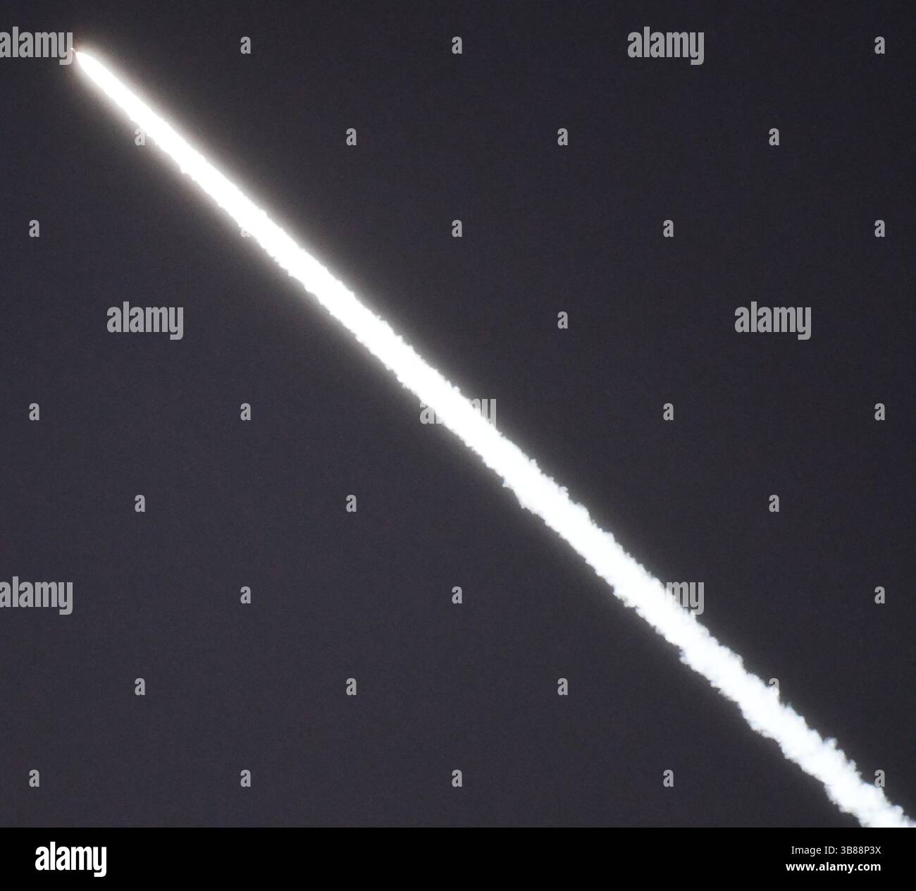 Un razzo Falcon 9 Space X 7-16 viene lanciato da Vandenberg SFB, visto dall'Osservatorio Griffith Park di lunedì Los Angeles CA/USA. 18 marzo 2024. Il razzo trasporta 23 satelliti Starlink in orbita. (Immagine di credito: © Gene Blevins/ZUMA Press Wire) Foto Stock