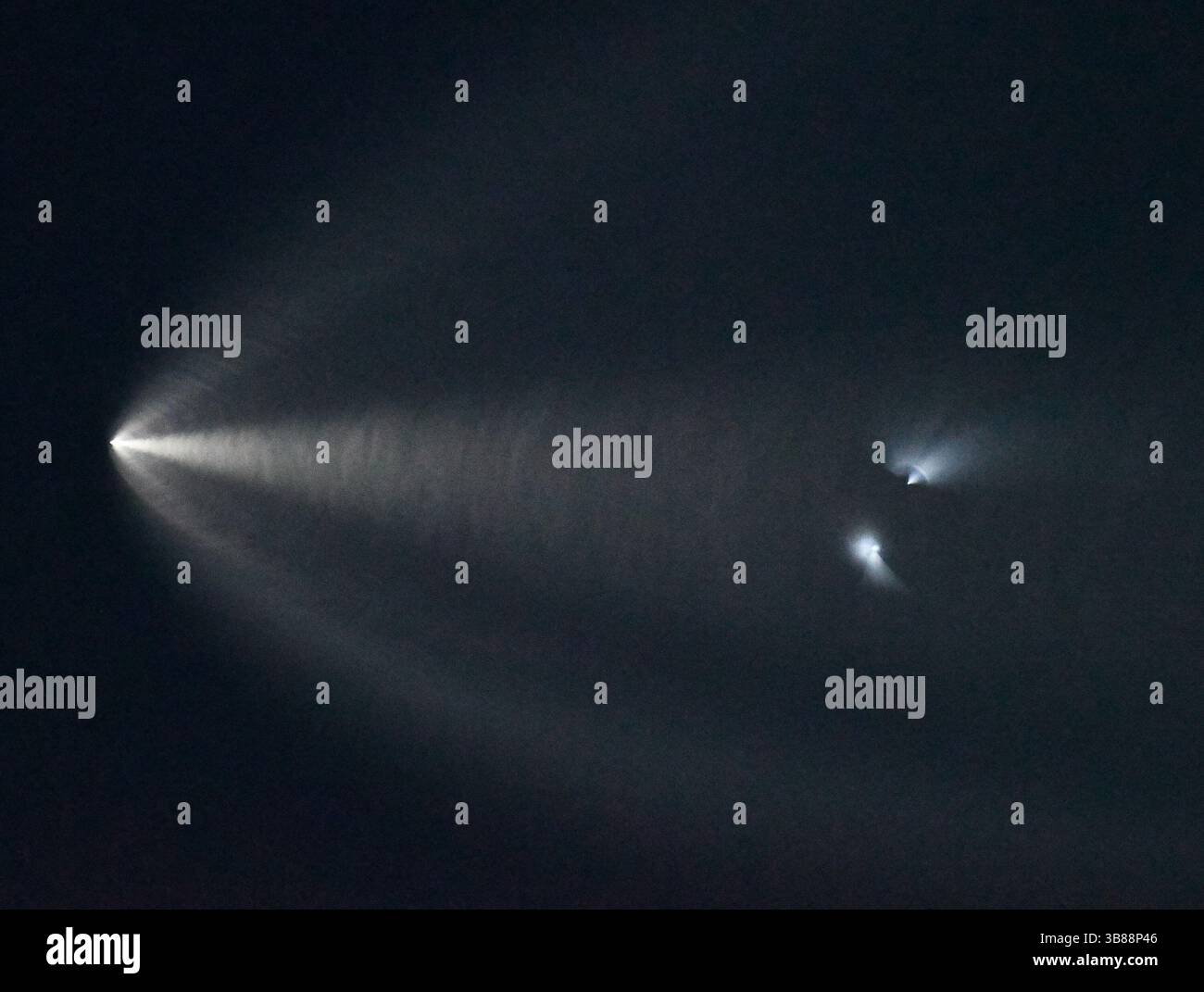 18 marzo 2024, Los Angeles, California, USA: Un razzo Falcon 9 Space X 7-16 che trasporta 22 veicoli spaziali Starlink viene lanciato mentre le carene escono dal secondo stadio da Vandenberg SFB, visto dall'Osservatorio Griffith Park di Los Angeles. Il primo stadio del Falcon 9 si staccò a 250 000 piedi e tornò sulla Terra circa 8,5 minuti dopo il decollo come previsto. È atterrato verticalmente sul droneship "of Course i Still Love You", che era di stanza nell'Oceano Pacifico. (Immagine di credito: © Gene Blevins/ZUMA Press Wire) Foto Stock