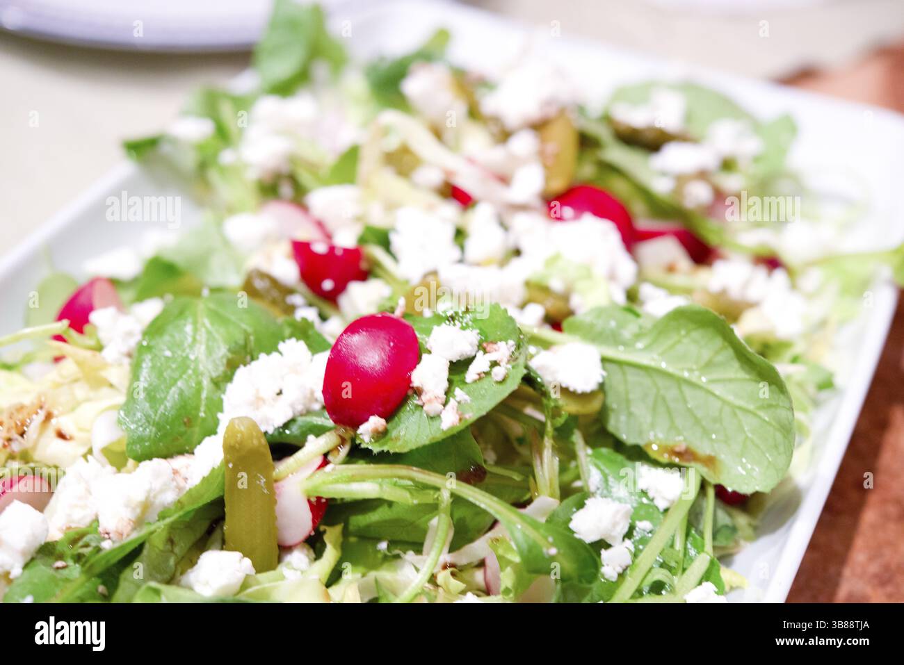 Una sana e arredate con insalata mista con formaggio feta Foto Stock