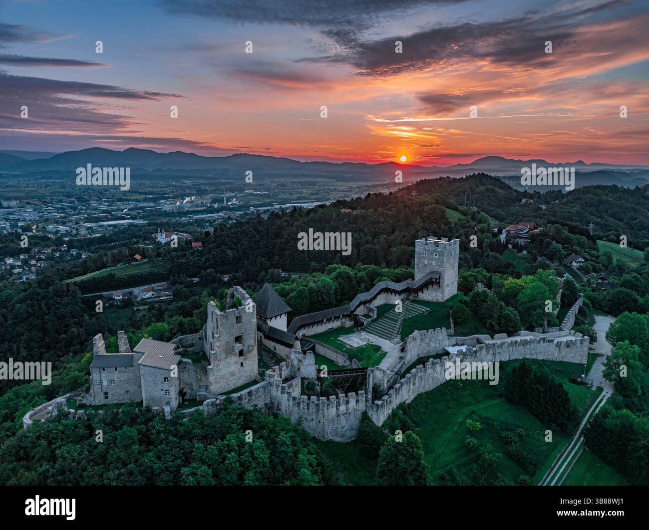 Vecchia casta Celje al tramonto Foto Stock