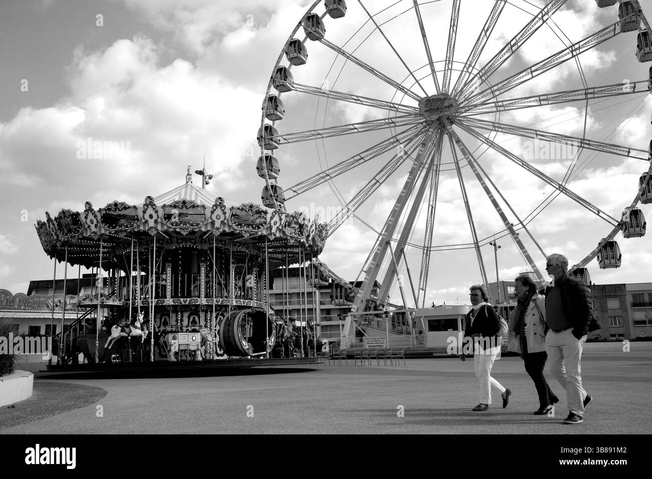 Berck-sur-Mer o Berck nel nord della Francia con la grande ruota e la giostra. Foto Stock