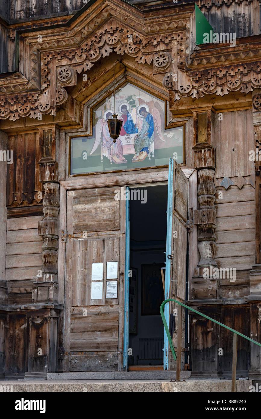 Ingresso alla Cattedrale della Santissima Trinità. Chiesa in legno, architettura. Diocesi del Kirghizistan della Chiesa ortodossa russa. Karakol, Kirghizistan - 23 aprile 2025 Foto Stock