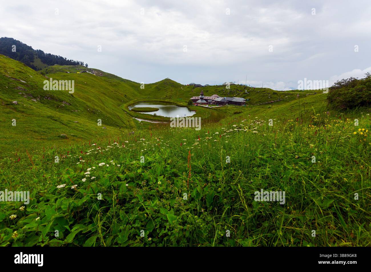 25 luglio 2020, Mandi, Himachal Pradesh, India: Veduta del lago Rishi Prashar, palco dove si può fare la meditazione e vista della catena montuosa di Dhauladhar innevata, anch'essa vista sullo sfondo come ricoperta di nebbia. (Immagine di credito: © Shailesh Bhatnagar/ZUMA Press Wire) Foto Stock
