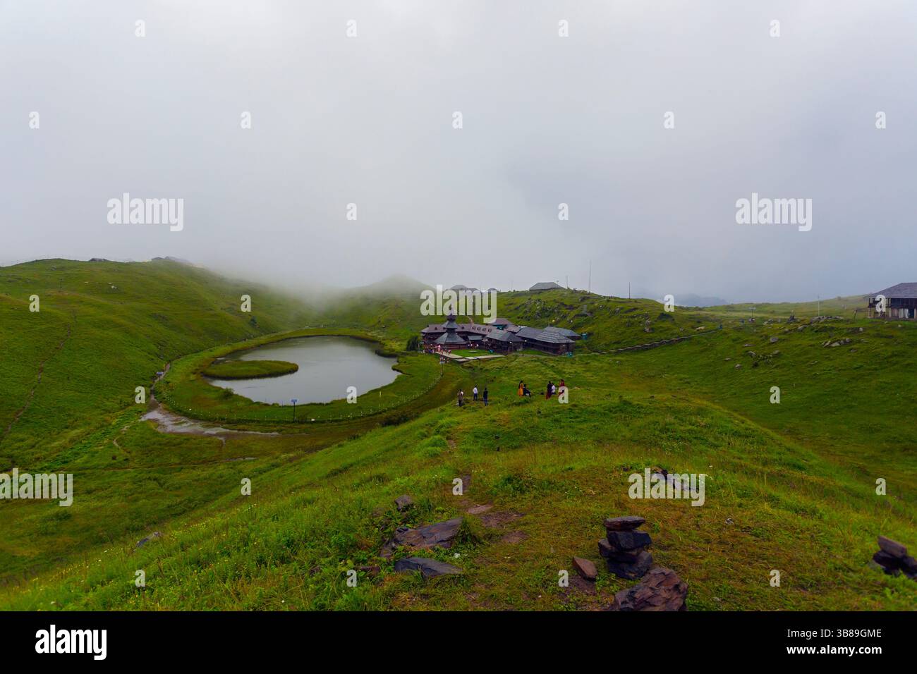 25 luglio 2020, Mandi, Himachal Pradesh, India: Veduta del lago Rishi Prashar, palco dove si può fare la meditazione e vista della catena montuosa di Dhauladhar innevata, anch'essa vista sullo sfondo come ricoperta di nebbia. (Immagine di credito: © Shailesh Bhatnagar/ZUMA Press Wire) Foto Stock