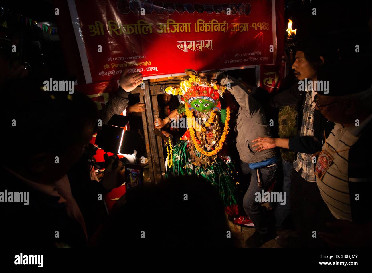 4 aprile 2024, Khokana, Khokana, Nepal: Un uomo vestito da divinità esce dal cancello d'oro durante il festival di danza Sikali Ajima (Rudrayani) di 12 anni a Kathmandu, Nepal, il 4 aprile 2024. (Immagine di credito: © Sujal Bajracharya/ZUMA Press Wire) Foto Stock