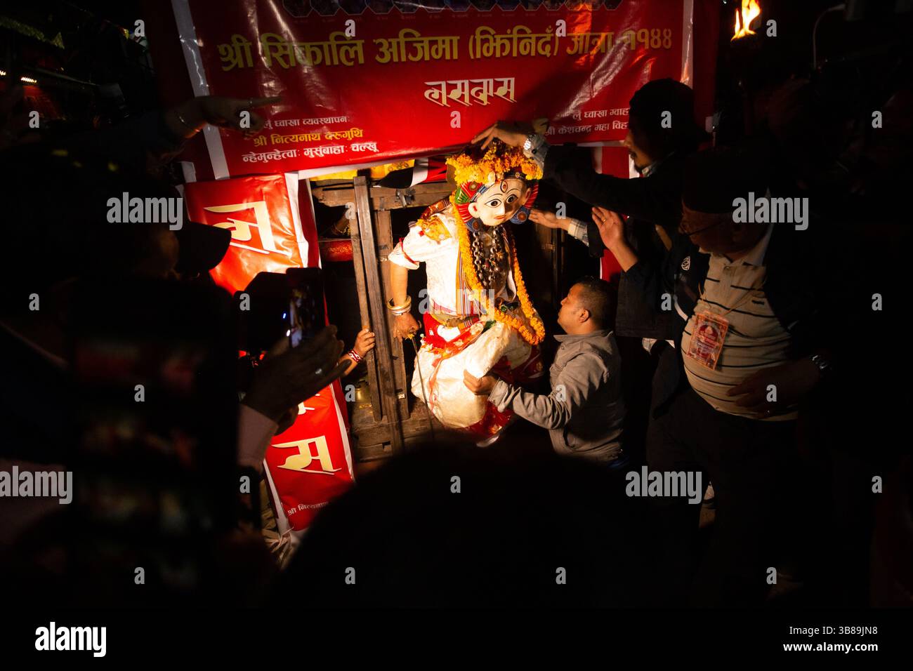 4 aprile 2024, Khokana, Khokana, Nepal: Un uomo vestito da divinità esce dal cancello d'oro durante il festival di danza Sikali Ajima (Rudrayani) di 12 anni a Kathmandu, Nepal, il 4 aprile 2024. (Immagine di credito: © Sujal Bajracharya/ZUMA Press Wire) Foto Stock