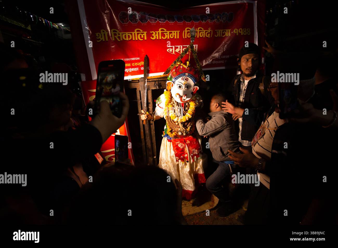 4 aprile 2024, Khokana, Khokana, Nepal: Un uomo vestito da divinità esce dal cancello d'oro durante il festival di danza Sikali Ajima (Rudrayani) di 12 anni a Kathmandu, Nepal, il 4 aprile 2024. (Immagine di credito: © Sujal Bajracharya/ZUMA Press Wire) Foto Stock