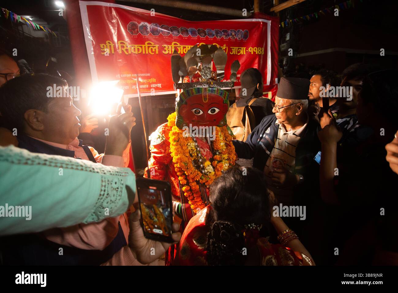 4 aprile 2024, Khokana, Khokana, Nepal: Un uomo vestito da divinità esce dal cancello d'oro durante il festival di danza Sikali Ajima (Rudrayani) di 12 anni a Kathmandu, Nepal, il 4 aprile 2024. (Immagine di credito: © Sujal Bajracharya/ZUMA Press Wire) Foto Stock