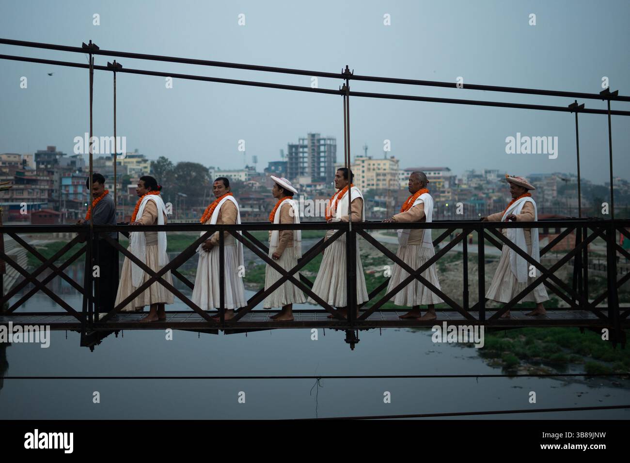 4 aprile 2024, Khokana, Khokana, Nepal: I sacerdoti attraversano il ponte durante il festival di danza dei 12 anni Sikali Ajima (Rudrayani), che conduce verso piazza Kathmandu Durbar da Khokana. (Immagine di credito: © Sujal Bajracharya/ZUMA Press Wire) Foto Stock